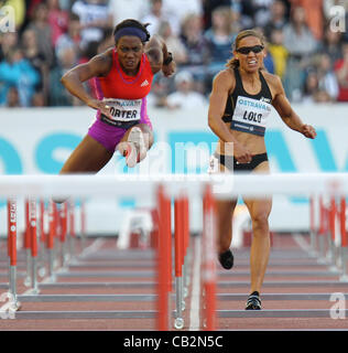 Les athlètes Tiffany Porter (GBR, à gauche) et Lolo Jones (USA) en photo pendant la Golden Spike réunion d'athlétisme d'Ostrava, République tchèque le 25 mai 2012. (Photo/CTK Petr Sznapka) Banque D'Images