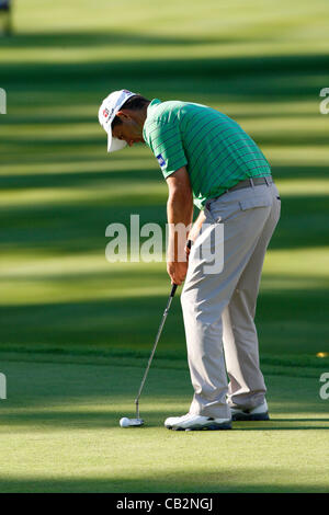 25.05.12 Virginia Water, Angleterre : Padraig Harrington de l'Irlande sur le 18ème green au cours de la deuxième série de la BMW PGA Championship sur le West Course au Wentworth Club le 25 mai 2012 à Virginia Water , en Angleterre. Banque D'Images