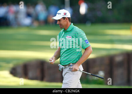 25.05.12 Virginia Water, Angleterre : Padraig Harrington de l'Irlande sur le 18ème green au cours de la deuxième série de la BMW PGA Championship sur le West Course au Wentworth Club le 25 mai 2012 à Virginia Water , en Angleterre. Banque D'Images