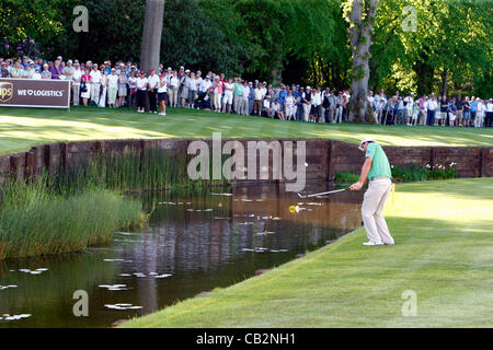 25.05.12 Virginia Water, Angleterre : Padraig Harrington l'Irlande de l'tchips l'eau sur le 18ème green au cours de la deuxième série de la BMW PGA Championship sur le West Course au Wentworth Club le 25 mai 2012 à Virginia Water , en Angleterre. Banque D'Images