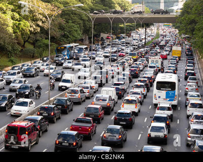 SAO PAULO, BRÉSIL, 25 mai 2012. Embouteillage dans le centre-ville de Sao Paulo, en dépit de l'espace routier rationnement par numéro de plaque. Vue d'une route (Avenida Vinte e Tres de Maio) plein de véhicules. Credit : Andre M. Chang/Alamy Live News Banque D'Images