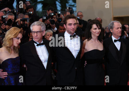 25 mai 2012 - Cannes, France - CANNES, FRANCE - 25 MAI : (L-R) Producteur Martin Katz, acteurs Paul Giamatti, Emily Hampshire, Robert Pattinson, réalisateur David Cronenberg et actrices Juliette Binoche et Sarah Gadon assister à la 'Cosmopolis' Premiere pendant le 65e Festival du Film de Cannes au Palai Banque D'Images
