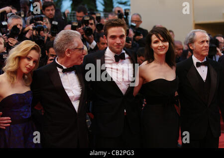25 mai 2012 - Cannes, France - CANNES, FRANCE - 25 MAI : (L-R) Producteur Martin Katz, acteurs Paul Giamatti, Emily Hampshire, Robert Pattinson, réalisateur David Cronenberg et actrices Juliette Binoche et Sarah Gadon assister à la 'Cosmopolis' Premiere pendant le 65e Festival du Film de Cannes au Palai Banque D'Images