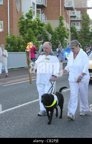 CARDIFF, 26 mai 2012. Paul Jenkins et son chien-guide Kimberley porter la flamme olympique au cours de jour 8 du relais de la flamme des Jeux Olympiques de Londres 2012. Banque D'Images