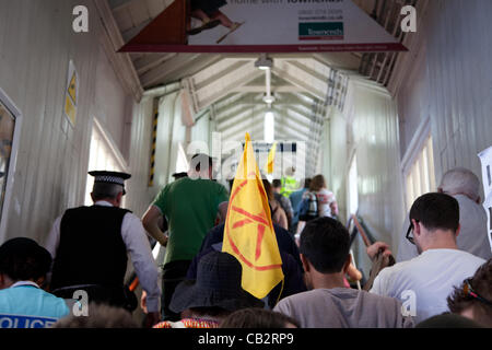 Londres, Royaume-Uni. 26 mai 2012 manifestants arrivent à Putney station, qui est la gare la plus proche de leur cible, Nick Clegg's house. Banque D'Images