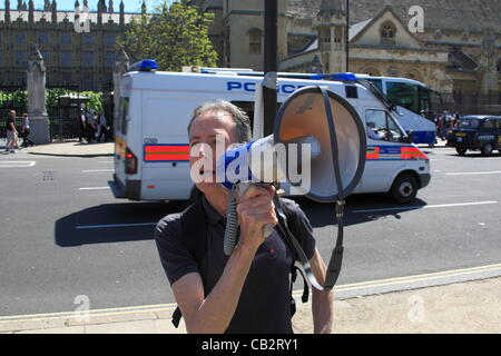 Samedi 26 Mai 2012 Peter Tatchell, en parlant de UK Uncut group en place du Parlement de Londres. Ligne de crédit : Crédit : Hot Shots / Alamy Live News Banque D'Images