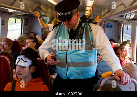 Londres, Royaume-Uni. 26 mai 2012 UK. "UK Uncut-militants" recueillis sur Parkfield road dans Putney en dehors de Nick Clegg's house pour "street party". Profil élevé ciblées des militants des individus qu'ils croient sont responsables pour les gouvernements des coupes. Banque D'Images