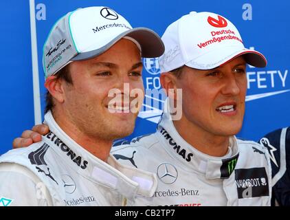 26.05.2012. Monaco, Monote Carlo. L'allemand pilote de Formule 1 Michael Schumacher (R) de Mercedes AMG et son coéquipier allemand pilote de Formule 1 Nico Rosberg (L) observée après la séance de qualification à la course de F1 la voie de Monte Carlo, Monaco, 26 mai 2012. Le Grand Prix aura lieu le 27 mai. Banque D'Images