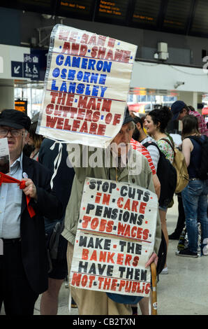 Londres, Royaume-Uni. 26 mai 2012 UK - USA des manifestants à la gare de Waterloo pour protester contre les compressions et les mesures d'austérité au Royaume-Uni. Banque D'Images