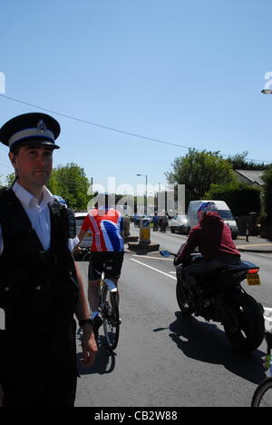 2012 Procession de la Flamme Olympique arrive à Bryncethin Bridgend Galles UK 26 mai 2012 soleil de plomb, et les lignes avec les gens des rues Banque D'Images