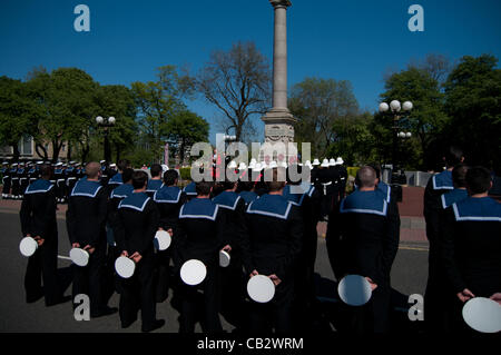 Sunderland, Royaume-Uni. 26 mai, 2012. Les membres de l'équipage du HMS Ocean sur le défilé en tant que maire de Sunderland, Conseiller Iain Kay et le commandant, le Capitaine Andrew Benton faire des discours au Monument aux Morts le jour où l'équipage du HMS Ocean exercé leur liberté de la ville de l'homme de mars à la ville. Le HMS Ocean et son équipage ont obtenu le droit de cité en 2004. © Colin Edwards / Alamy Live News Banque D'Images