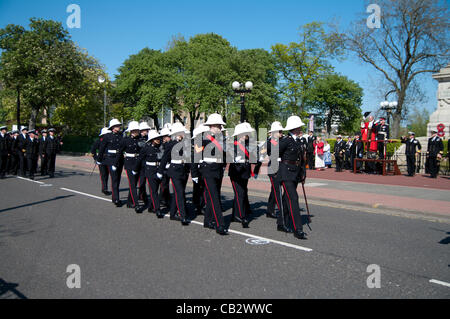 Sunderland, Royaume-Uni. 26 mai, 2012. Les membres de l'équipage du HMS Ocean marche dans Sunderland avec baïonnette le salut. Le HMS Ocean et son équipage ont obtenu le droit de cité en 2004. © Colin Edwards / Alamy Live News Banque D'Images