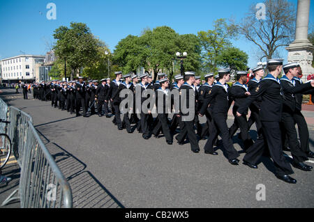 Sunderland, Royaume-Uni. 26 mai, 2012. Les membres de l'équipage du HMS Ocean mars passé Sunderland War Memorial et le salut. Le HMS Ocean et son équipage ont obtenu le droit de cité en 2004. © Colin Edwards / Alamy Live News Banque D'Images