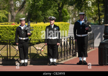 Sunderland, Royaume-Uni. 26 mai, 2012. Les membres de l'équipage du HMS Ocean forment une garde au monument commémoratif de guerre du Canada durant la cérémonie à laquelle l'équipage du HMS Ocean ont défilé dans la ville de Sunderland. Le HMS Ocean et son équipage ont obtenu le droit de cité en 2004. © Colin Edwards / Alamy Live News Banque D'Images