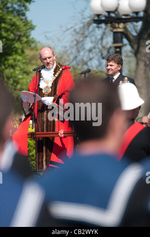 Sunderland, Royaume-Uni. 26 mai, 2012. Observé par les membres d'équipage du HMS Ocean le maire de Sunderland, Conseiller Iain Kay fait un discours. Le commandant du HMS Ocean, le Capitaine Andrew Benton, se tient à côté de lui. Le HMS Ocean et son équipage ont obtenu le droit de cité en 2004. © Colin Edwards / Alamy Live News Banque D'Images