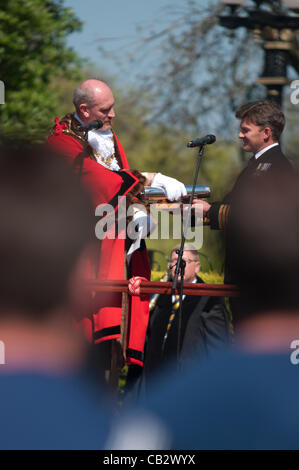 Sunderland, Royaume-Uni. 26 mai, 2012. Maire de Sunderland, Conseiller Iain Kay présente le boîtier boîtier argent gravé la proclamation de la liberté à l'officier commandant du HMS Ocean, le Capitaine Andrew Benton, pour réaffirmer leur liberté de la ville de Sunderland. Le HMS Ocean et son équipage ont obtenu le droit de cité en 2004. © Colin Edwards / Alamy Live News Banque D'Images