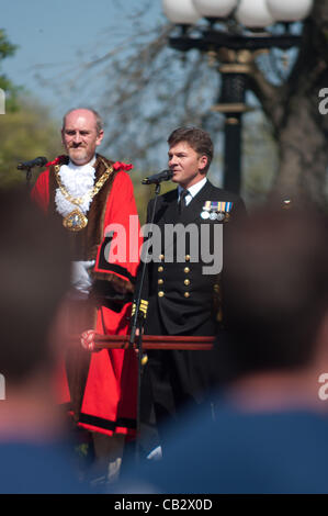 Sunderland, Royaume-Uni. 26 mai, 2012. Observé par les membres d'équipage du HMS Ocean le commandant du navire, le Capitaine Andrew Benton répond au maire de Sunderland, Conseiller Iain Kay. Le HMS Ocean et son équipage ont obtenu le droit de cité en 2004. © Colin Edwards / Alamy Live News Banque D'Images