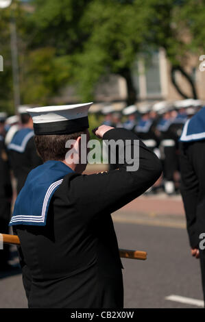 Sunderland, Royaume-Uni. 26 mai, 2012. Un membre de l'équipage du HMS Ocean salue durant la cérémonie pour réaffirmer la liberté de la ville. Le HMS Ocean et son équipage ont obtenu le droit de cité en 2004. © Colin Edwards / Alamy Live News Banque D'Images