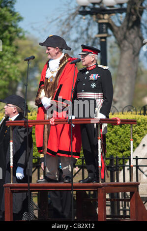 Sunderland, Royaume-Uni. 26 mai, 2012. Le maire de Sunderland, Conseiller Iain Kay et Sa Majesté Nigel Lord-Lieutenant Sherlock OBE se préparer pour le salut comme l'équipage du HMS Ocean parade dans les rues de Sunderland. Le HMS Ocean et son équipage ont obtenu le droit de cité en 2004. © Colin Edwards / Alamy Live News Banque D'Images