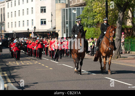 Sunderland, Royaume-Uni. 26 mai, 2012. Deux chevaux de la police, suivie par la bande du Régiment royal de fusiliers, menant la parade de l'équipage du HMS Ocean dans les rues de Sunderland. Le HMS Ocean et son équipage ont obtenu le droit de cité en 2004. © Colin Edwards / Alamy Live News Banque D'Images