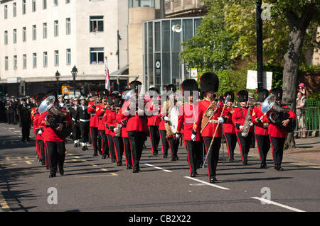 Sunderland, Royaume-Uni. 26 mai, 2012. La bande du Royal Regiment of Fusiliers mènent à une parade de l'équipage du HMS Ocean dans les rues de Sunderland. Le HMS Ocean et son équipage ont obtenu le droit de cité en 2004. © Colin Edwards / Alamy Live News Banque D'Images