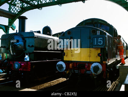 Numéro de réservoir 6430 Pannier et une locomotive diesel de la classe 37 à la station North Weald dans l'Essex, une partie de la nouvelle ré-ouvert Wemmel Ongar Railway (RAH), lors de la grande reprise du service voyageurs week-end spécial 25-27th mai 2012 Banque D'Images