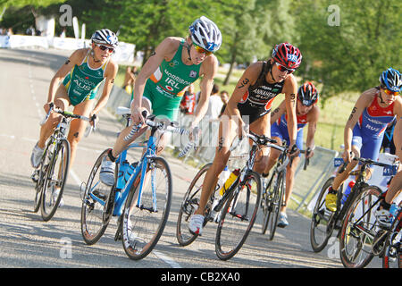 Triathlon ITU World Series - Campeonato del mundo de triatlon ; Casa de Campo, Madrid - Les Femmes de l'Élite Série - Plusieurs athlètes au cours de bicyclette Banque D'Images