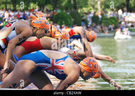 Triathlon ITU World Series - Campeonato del mundo de triatlon ; Casa de Campo, Madrid - Elite Women Series - Sportifs aller à l'eau Banque D'Images