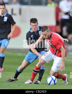 26.05.2012 Oslo, Norvège. James Milner de l'Angleterre, challeneges Norways Demidov pour le bal au cours de match amical international entre la Norvège et l'Angleterre à l'Ullevaal Stadion. L'Angleterre a gagné le match par un score de 01-, avec l'objectif par Ashley Young au début du premier semestre. Banque D'Images