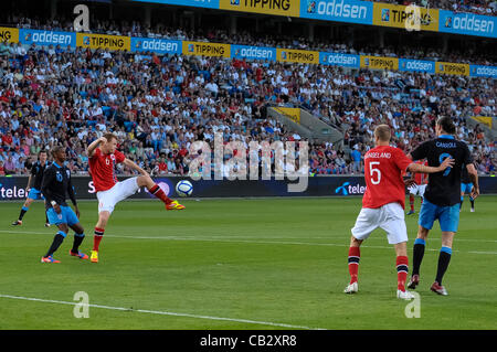 26.05.2012 Oslo, Norvège. Ashley Young de l'Angleterre (L) John Arne Riise de Norvège efface la Brede Hangeland vu par la défense de la Norvège et d'Andy Carroll de l'Angleterre (R)au cours de match amical international entre la Norvège et l'Angleterre à l'Ullevaal Stadion. Banque D'Images