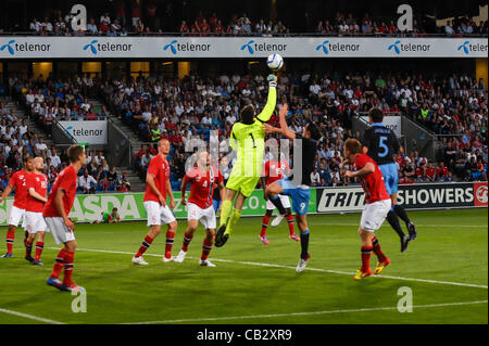 26.05.2012 Oslo, Norvège. Rune Almenning Jarstein gardien efface de Andy Carroll de l'Angleterre (R) au cours de match amical international entre la Norvège et l'Angleterre à l'Ullevaal Stadion. Banque D'Images