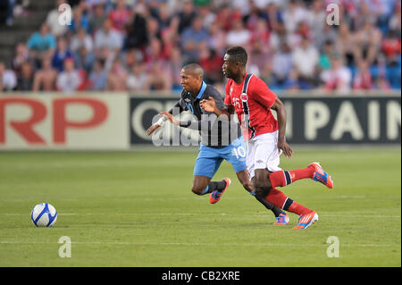 26.05.2012 Oslo, Norvège. Ashley Young d'Angleterre Alexander Tettley défis de la Norvège de la balle pendant le match amical entre l'Angleterre et la Norvège à l'Ullevaal Stadion d'Oslo, Norvège. Banque D'Images