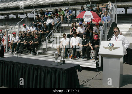 Le 26 mai 2012 - Indianapolis, Indiana, États-Unis - IZOD Indycar Series, Indy 500, Indianapolis, IN, la qualification, la pratique, Mai 18-27 2012, Pilotes Réunion avec tous les pilotes. (Crédit Image : © Ron Bijlsma/ZUMAPRESS.com) Banque D'Images