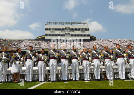 Diplômé de l'armée américaine cadets classe académie de 2012 stand à l'attention lors de cérémonies organisées le 26 mai 2012 à West Point, New York. Le Vice-président Joe Biden a prononcé le discours de remise à l'armée, les officiers. Banque D'Images