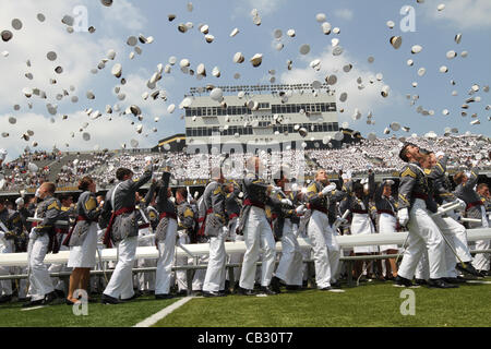 Les Cadets de l'Armée US lancent leurs chapeaux à la fin de la cérémonie de remise des diplômes pour la classe de 2012 à l'Académie militaire le 26 mai 2012 à West Point, New York. Le Vice-président Joe Biden a parlé aux soldats de son diplôme. Banque D'Images