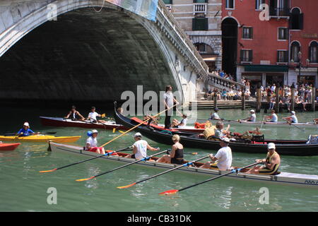 Bateaux sur le Grand Canal à Vogalonga régate dans Venise. Banque D'Images