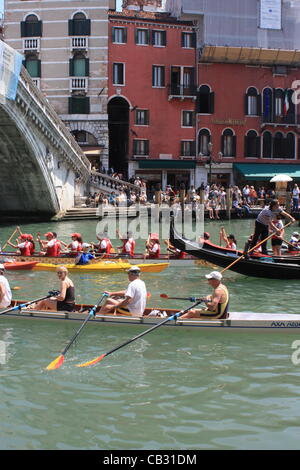 Barques sur le Grand Canal à Vogalonga 2012 Régate à Venise. Banque D'Images