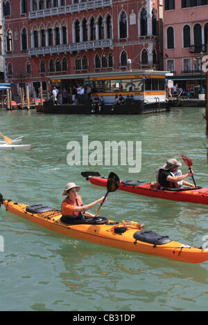 Des bateaux sur le Grand Canal à Vogalonga 2012 Régate à Venise. Banque D'Images