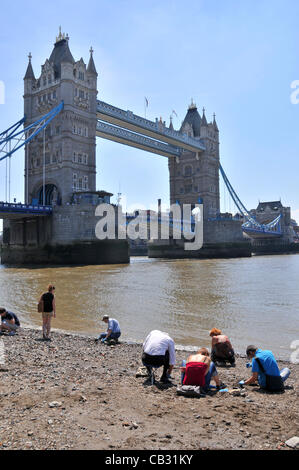 La Tour de Londres Wharf, London, UK. 27 mai 2012. Avec le Tower Bridge en arrière-plan, les gens chercher des découvertes archéologiques sur l'estran comme ils aiment le week-end de l'archéologie à la Tour de Londres. Banque D'Images