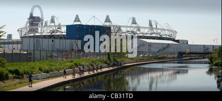 Le stade olympique pour les Jeux Olympiques de 2012, Londres, Royaume-Uni. 27 mai 2012 Le Stade Olympique et les environs avec les visiteurs en utilisant le chemin de halage sur les rives de la rivière Lea canal system pour le vélo et le fini de ArcelorMittal Banque D'Images