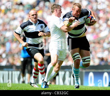 27.05.2012 Richmond, en Angleterre. Angleterre Winger (# 14) Chris Ashton (Northampton Saints) intercepte les Barbarians RFC de blocage de l'Afrique du Sud (# 5) Anton van Zyl (Stade Francais) au cours de la première moitié du Le Killik Cup Rugby Union conflit entre l'Angleterre et l'Irlande à Twickenham Stadi côté sur invitation Banque D'Images