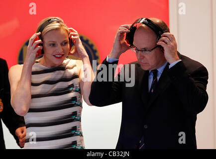 27.05.2012. Monaco, Monte Carlo Grand Prix F1 Motorsports : Championnat du Monde de Formule 1 de la FIA 2012, Grand Prix de Monaco, Charlene, princesse de Monaco (Charlene Lynette Grimaldi, Fuerstin von Monaco), Albert II, Prince de Monaco (Albert II von Monaco Fuerst)le don de porter le casque requis Banque D'Images