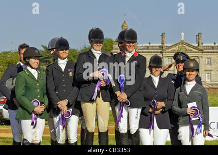 Le podium de la CCIO Présentation pour 3 étoiles à la coupe des nations 2012 Subaru Houghton International Horse Trials à Norfolk, en Angleterre. No1 team GBR, No2 de l'Australie, l'équipe de l'équipe de NO3 et No1 de la Grande-Bretagne Allemagne equitation gagnante Francis Whittington & Piggy French(arrière),Sarah Cohen & Mary King(avant) Banque D'Images