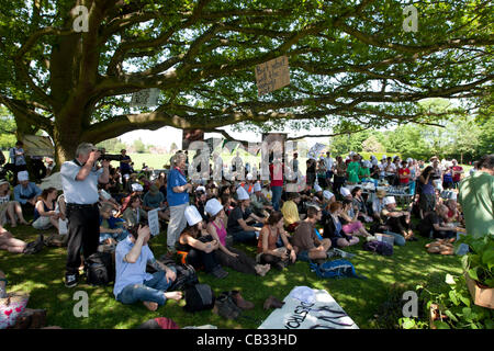 Rothamstead,Harpenden Hertfordshire, Angleterre, : des militants du groupe d'action anti-OGM prendre la farine Retour protestation sur la recherche agricole Rothamstead Création le site de l'Angleterre de la première en plein air de blé génétiquement modifié. Photo Tim Scrivener date 27 mai 2012 0785030 Mobile Banque D'Images