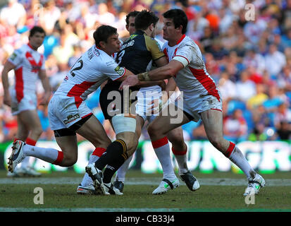 27.05.2012. Manchester, Angleterre. St Helens v Wigan Warriors. Wigan Warriors English Centre Darrell Goulding et St Helens anglais Jon Wilkin Deuxième rangée en action pendant la Stobart Super League Rugby Week-end magique de l'Etihad Stadium Banque D'Images