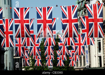 Londres, Royaume-Uni. Dimanche 27 mai 2012. Union Jack et du Drapeau rouge, blanc et bleu azuré décorations pour le Jubilé de diamant de la Reine dans le Haymarket à Londres, Angleterre Banque D'Images