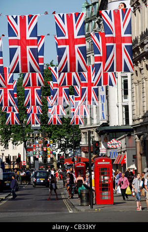 Londres, Royaume-Uni. Dimanche 27 mai 2012. Union Jack et du Drapeau rouge, blanc et bleu azuré décorations pour le Jubilé de diamant de la Reine dans le Haymarket à Londres, Angleterre Banque D'Images