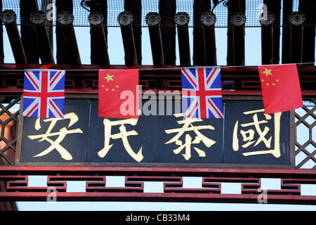 Londres, Royaume-Uni. Dimanche 27 mai 2012. Union Jack et du Drapeau rouge, blanc et bleu azuré décorations pour le Jubilé de diamant de la Reine dans le quartier chinois de Londres, Angleterre Banque D'Images