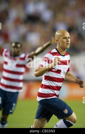 26.05.2012. Jacksonville, Floride, USA. USA's Michael Bradley (4) célèbre après avoir marqué un but au cours de la première moitié du jeu de l'U.S. Men's National Soccer Team match contre l'Écosse à l'Everbank Field à Jacksonville, FL. A la mi-temps USA mènent l'Écosse 2-1. USA a manqué de convaincre les gagnants par un Banque D'Images