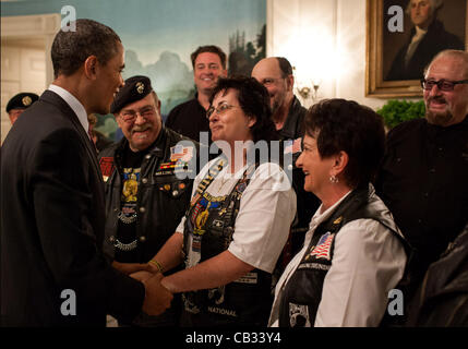 Le président américain Barack Obama accueille le Rolling Thunder tour de moto pour les anciens combattants à la salle de réception diplomatique de la Maison Blanche le 25 mai 2012 à Washington, DC. Banque D'Images